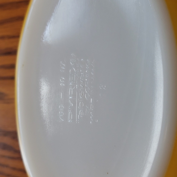 Vintage Pyrex Mini Casserole Dish - yellow and white - Picture 3 of 7